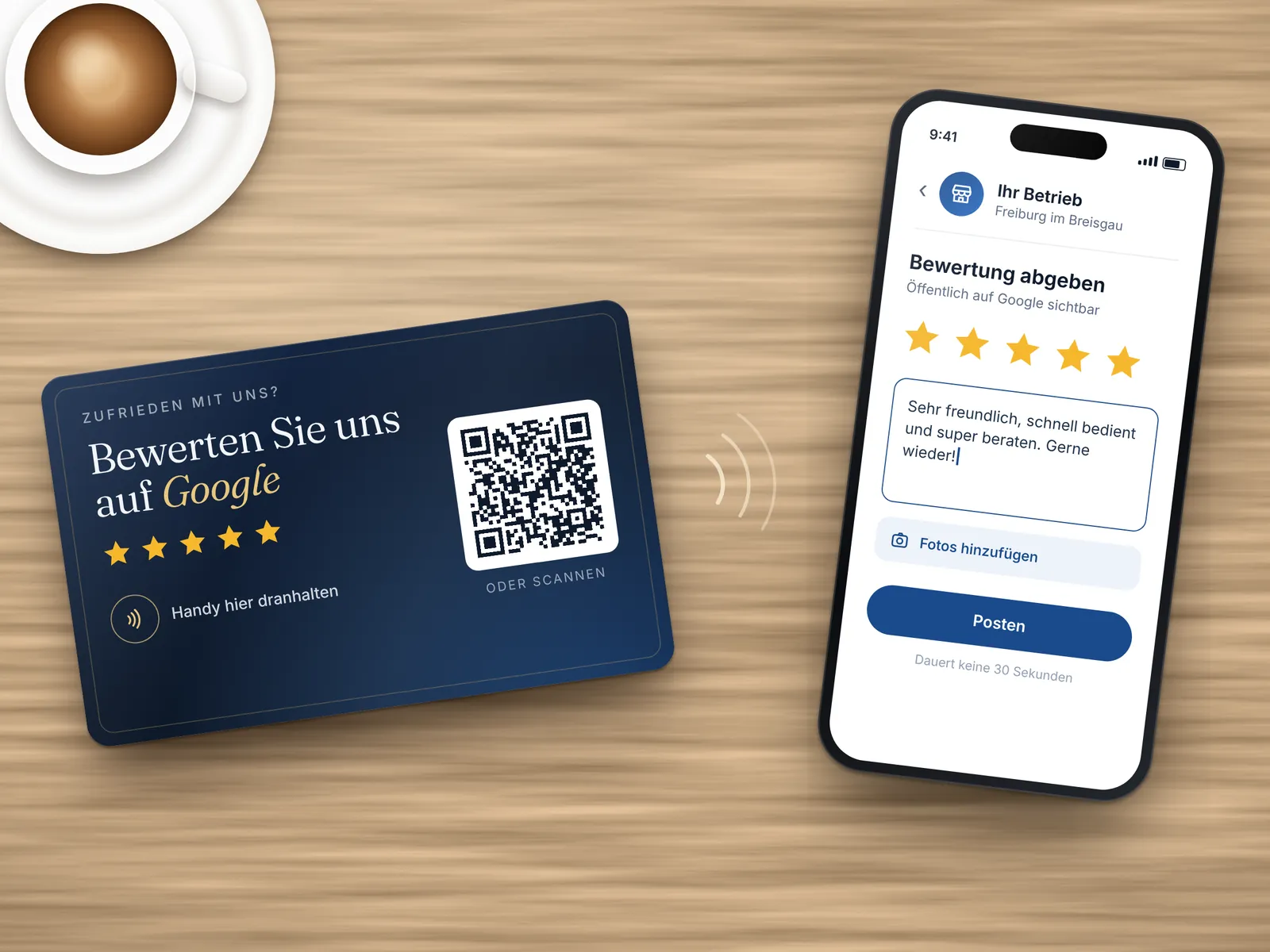 NFC-Bewertungskarte mit QR-Code auf einem Holztresen, daneben ein Smartphone mit geöffnetem Bewertungsformular